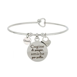 Bracciale rigido frase con piastrina pendente 'Cugine di sangue, amiche per scelta'