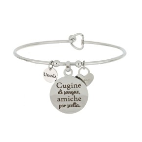 Bracciale rigido frase con piastrina pendente 'Cugine di sangue, amiche per scelta'