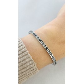 Bracciale rigido frase " Il cuore pieno di battiti e gli occhi pieni di te"