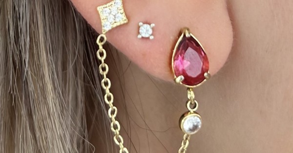 Orecchini da sposa a goccia in cristallo dorato: orecchini da sposa con perle d'acqua dolce argentate e fiori in argilla - ALISHA - Italia